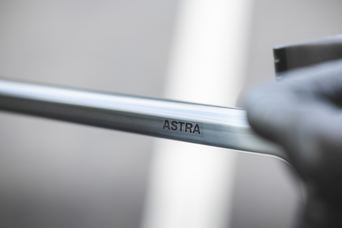 Astra disc, gray asphalt, Shimano Ultegra Di2, Microtech MrLite, 2023