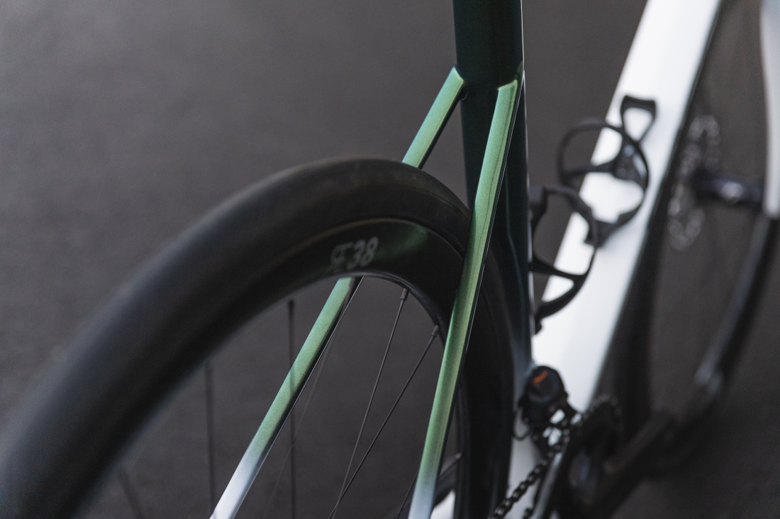 Astra disc, pop green, Shimano Ultegra Di2, Microtech MrLite, 2023