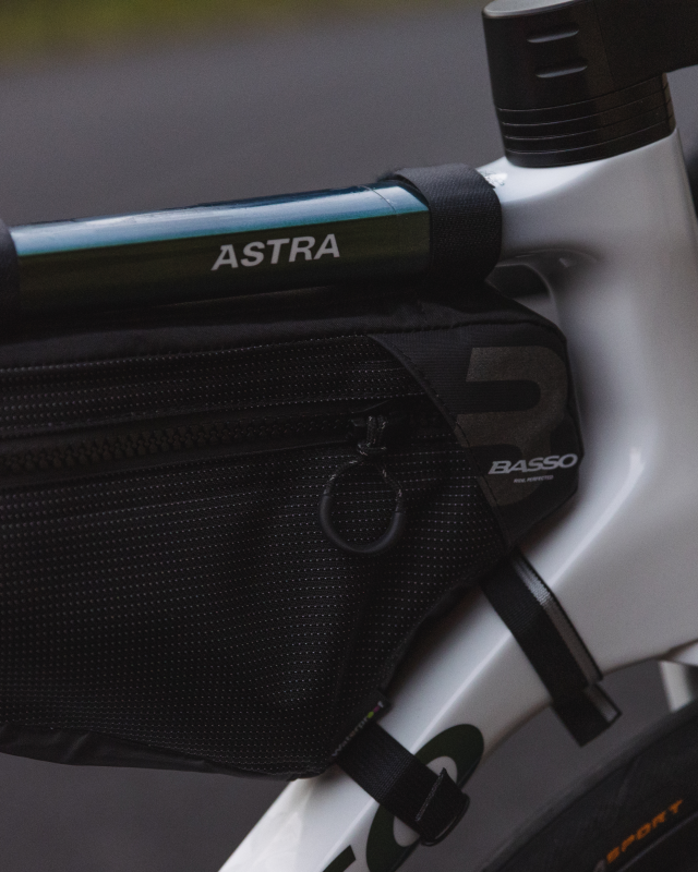 Astra disc, pop green, Sram Rival eTap AXS, Microtech RE38, 2023