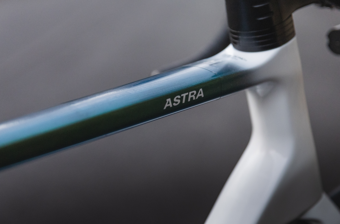 Astra disc, pop green, Shimano 105 Di2, Microtech MrLite, 2023